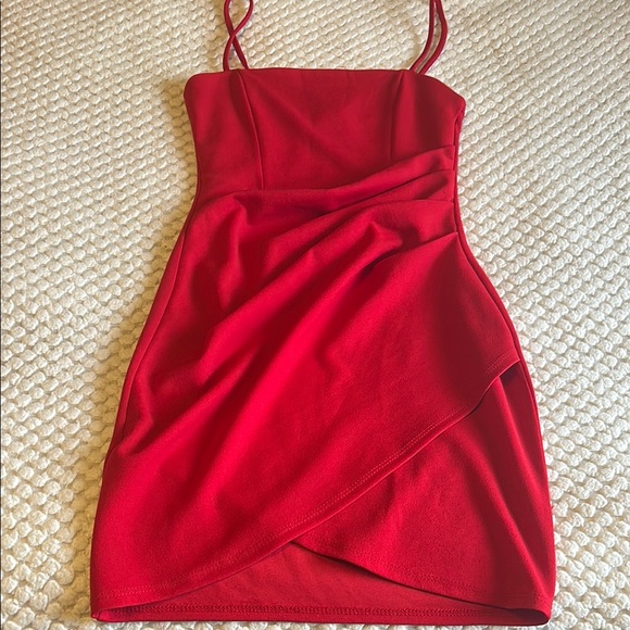 Elegant Red Draped Dress - Picture 4 of 5